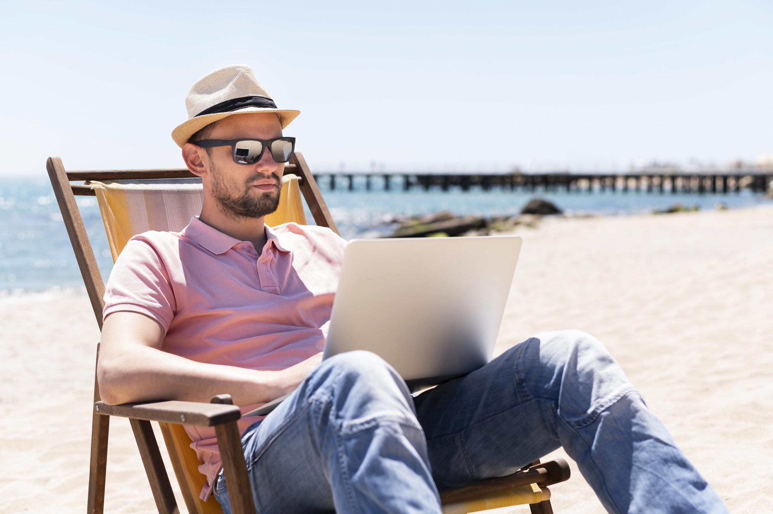 mann-der-am-laptop-am-strandkorb-arbeitet